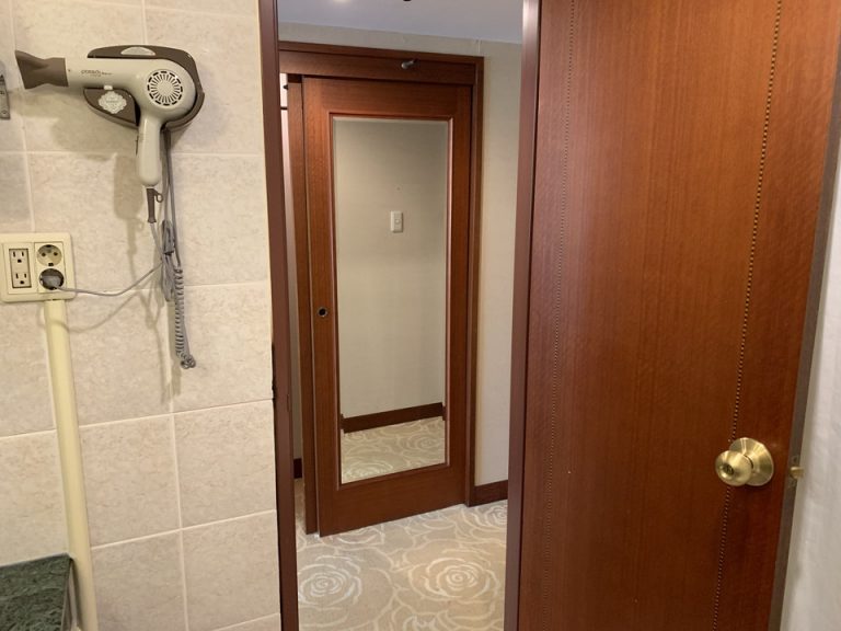 バスルーム内から入口