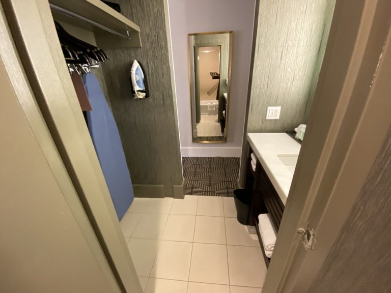 バスルーム内から入口