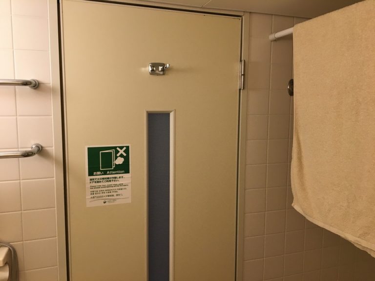 バスルーム内から入口