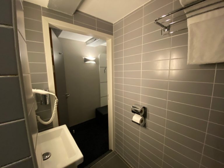 バスルーム内から入口