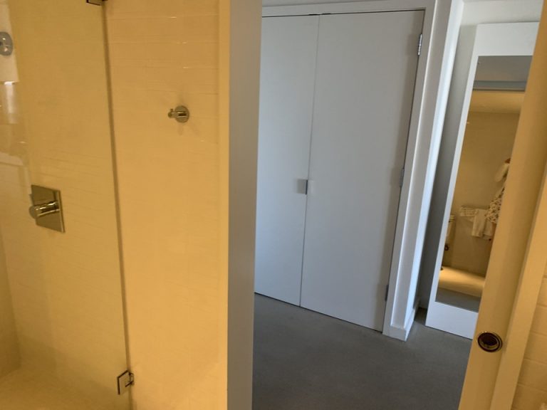 バスルーム内から入口