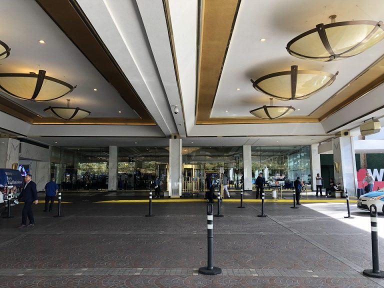 ホテルのエントランス外観