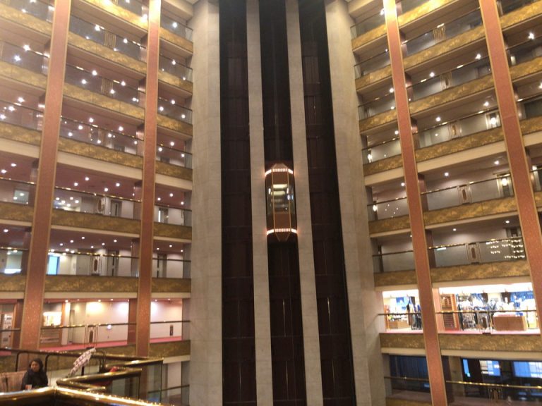 フロントからみた吹き抜け