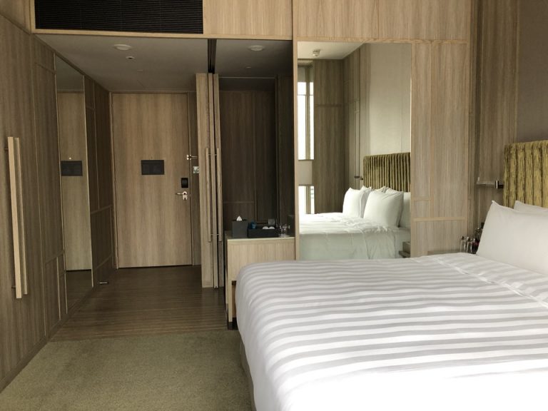 客室全体入り口方向