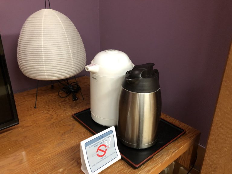 電気スタンド 電気ポット 氷水の入ったポット