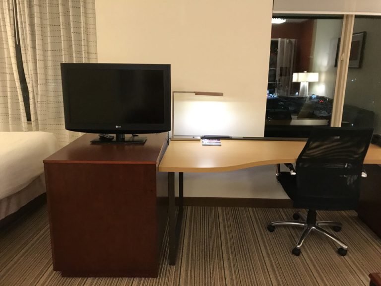 オフィススペースは無駄のない作りで窓側に設置するような形でした