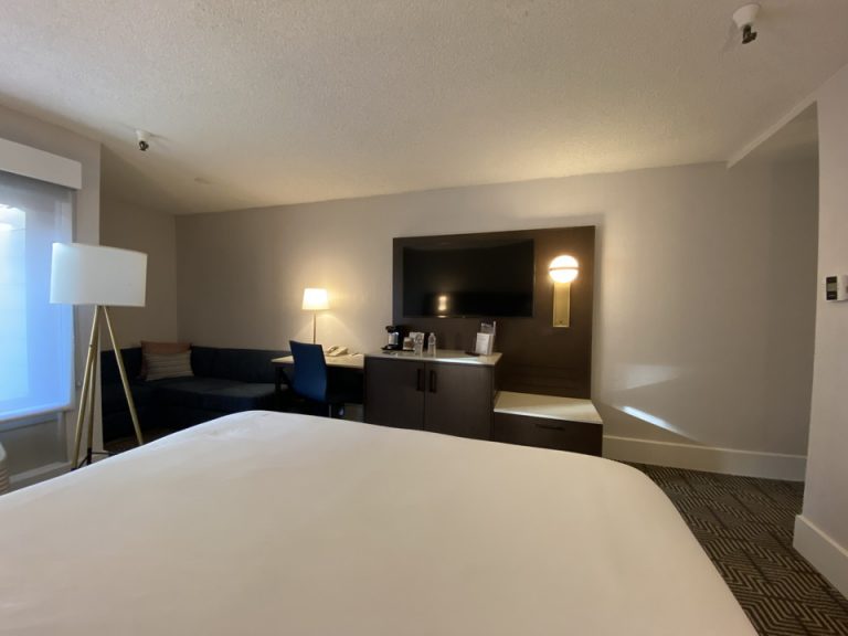 ベッドからテレビ2