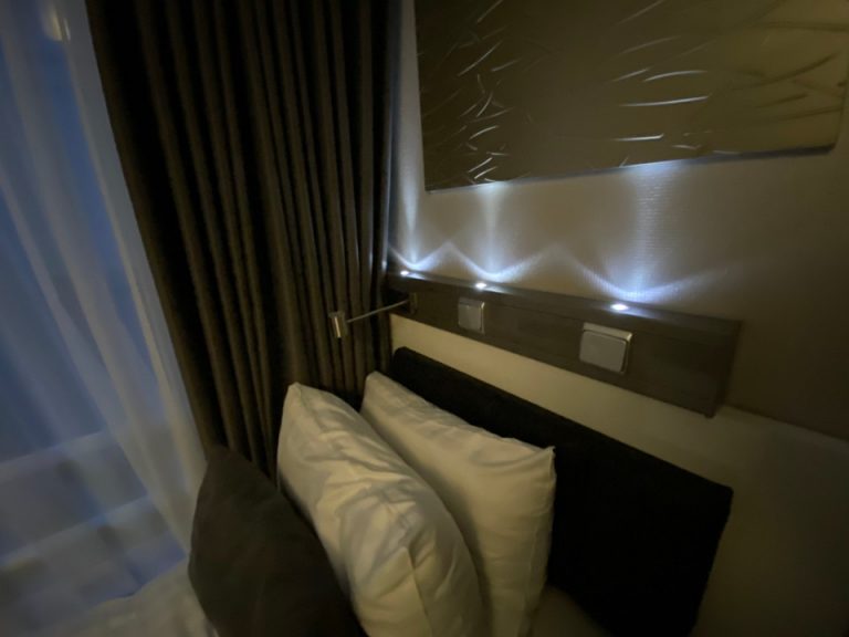 ベッド付近ライト(1)