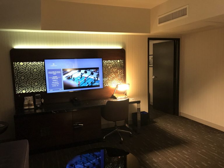 すべてのライトが暗いのはこのせいなのかなと思いましたテレビバックのライトニング