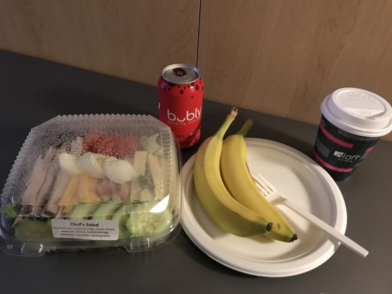 私はパックされたサラダに、バナナ、ソーダをチョイスしました