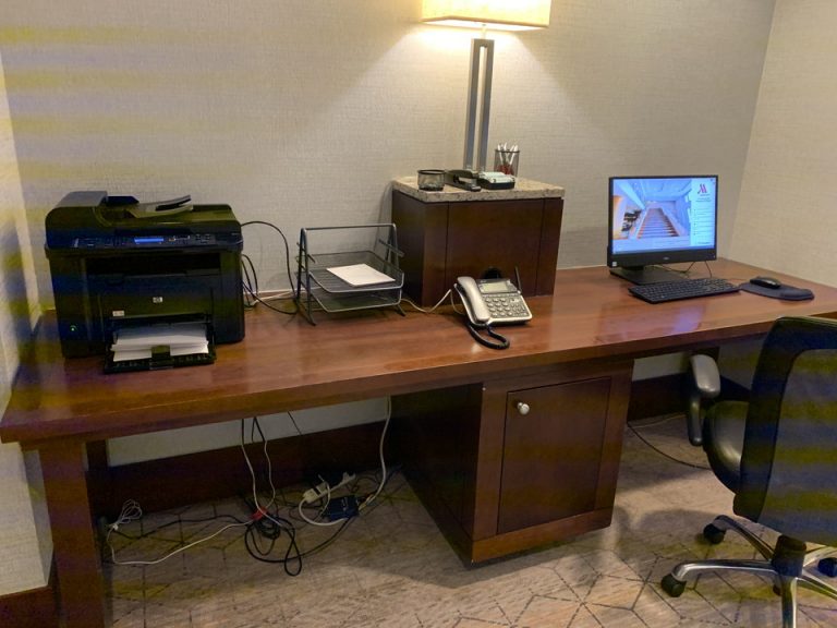 ビジネスセンター デスク周り