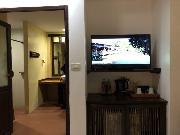 ベッド方向からテレビ