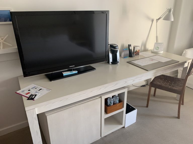 ベッド方向からテレビ