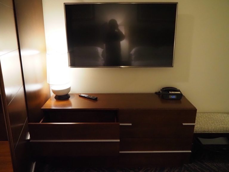 ベッド方向からテレビ