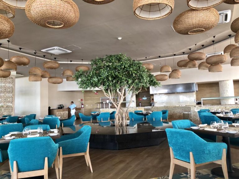 メインのレストランです。