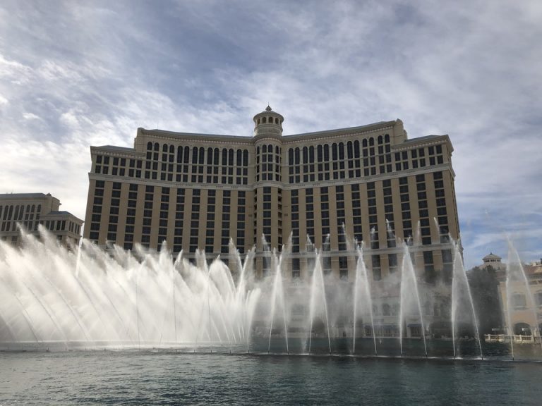 ラスベガスで有名な繁華街 ストリップ ベラージオの噴水ショー