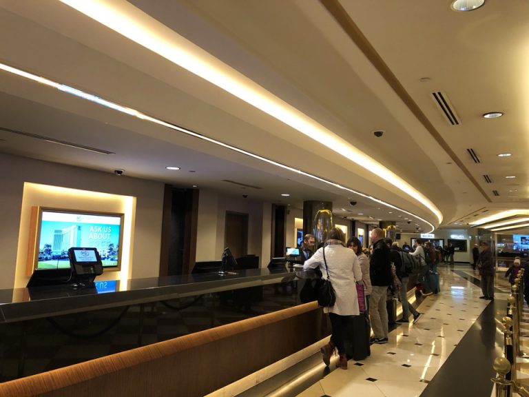 ホテルのフロント(2)