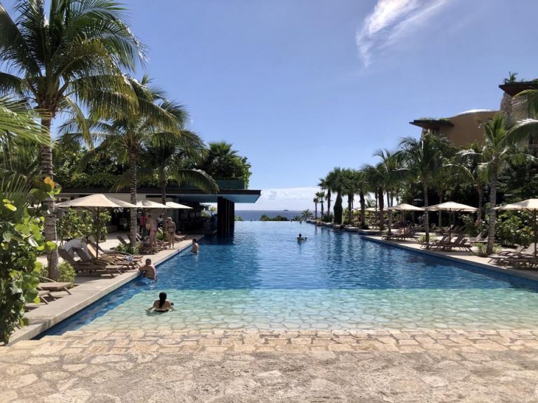 インフィニティのように見えるプールです。海までは少し距離があります。