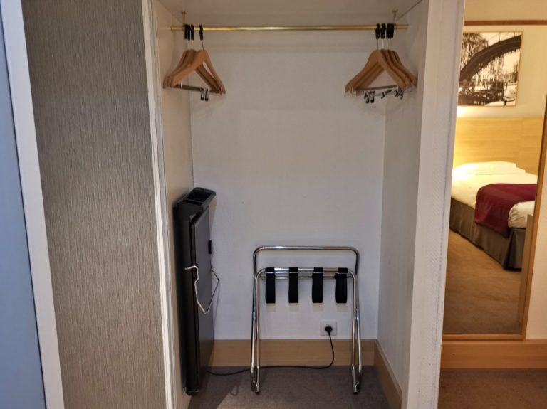 クローゼット内観