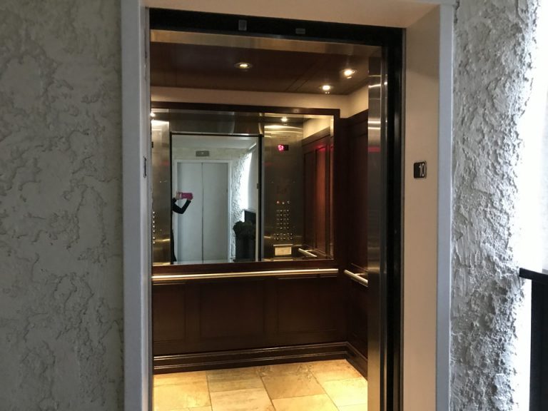 エレベーター内