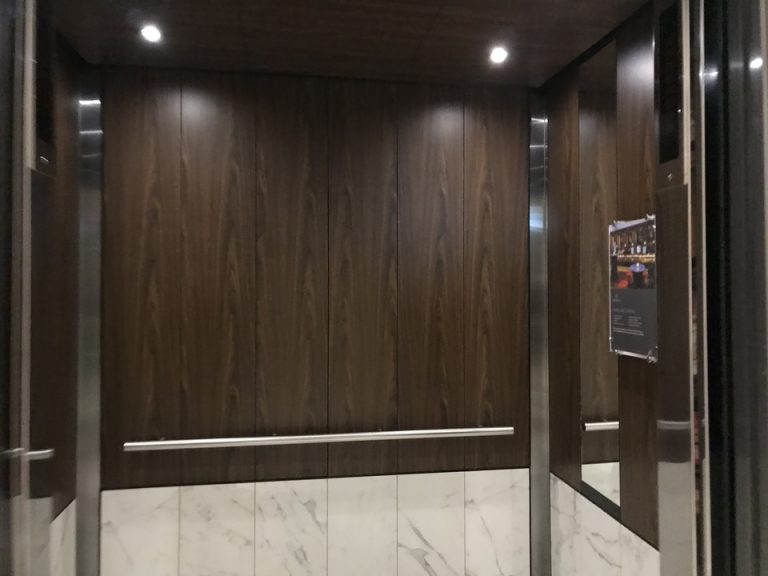 エレベーター内