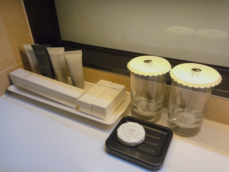 アメニティ類とグラス