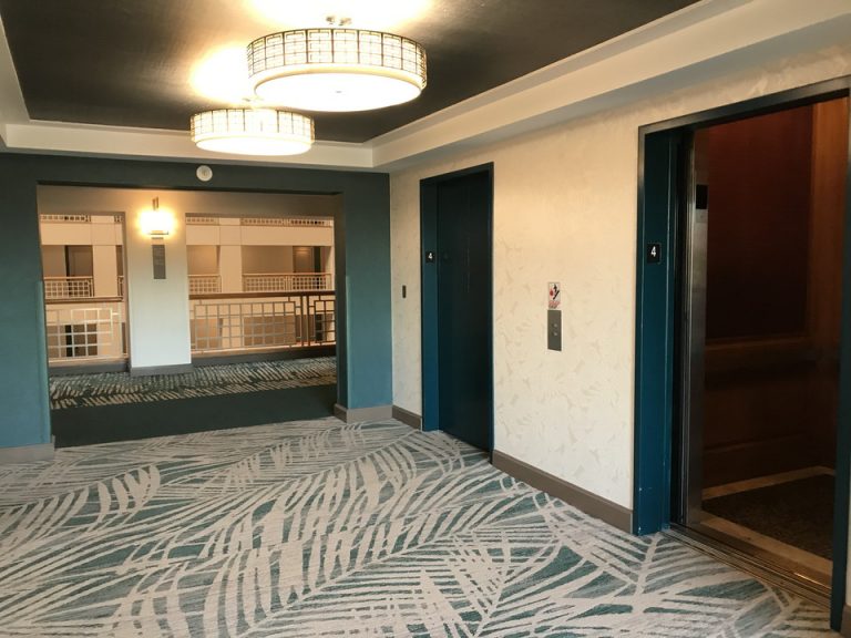 宿泊階エレベーターホール