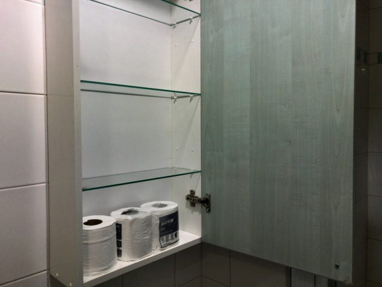 トイレ上の棚の中