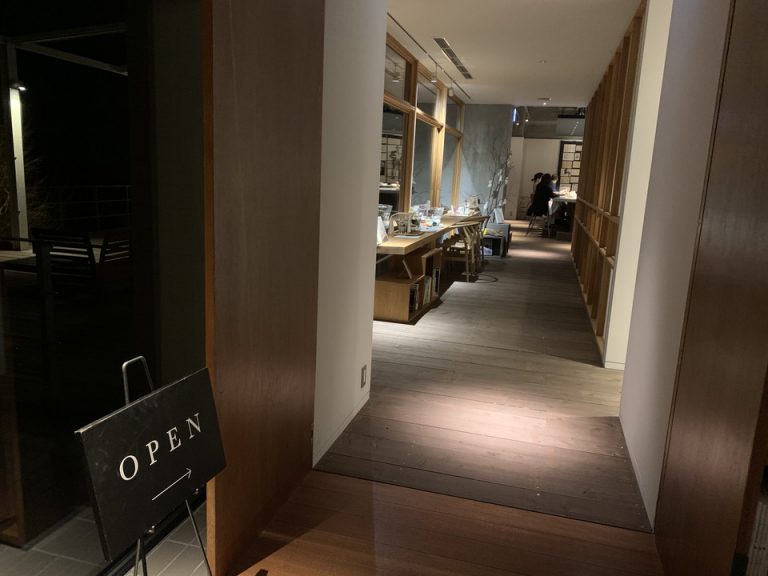 夕、朝食会場入り口