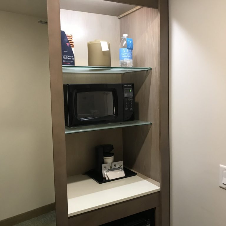 入り口入ってすぐバーコーナー