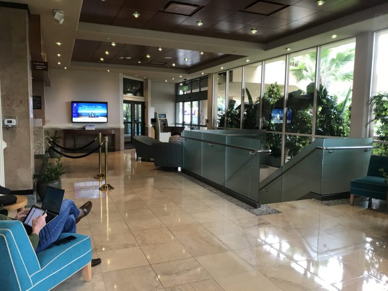 正面玄関右にはバー、正面にレセプション左手に小さなスペースでソファーなどその奥にレストラン入り口となっていました