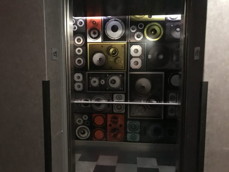 エレベーター内は不思議なデコレーション