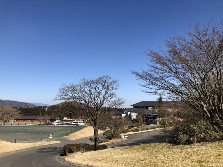 左側オレンジ色がゴルフクラブハウス 右側がホテル