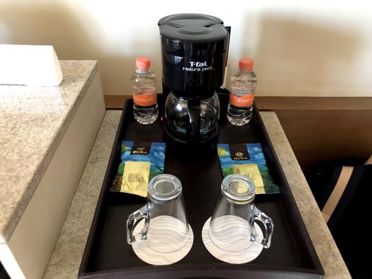 コーヒーマシーンとコップ