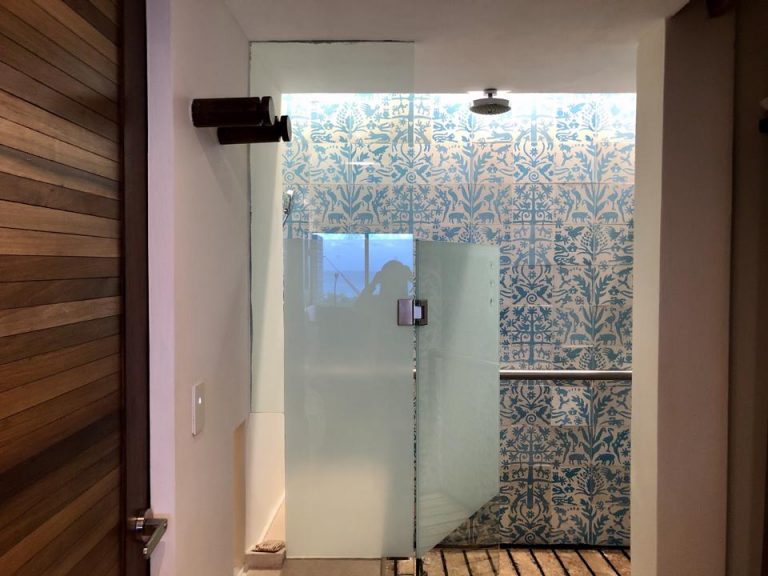 広々としたバスルームです。天井にシャワーがついています。