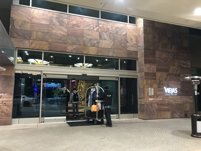 ベルボーイが荷物を運んでくれています