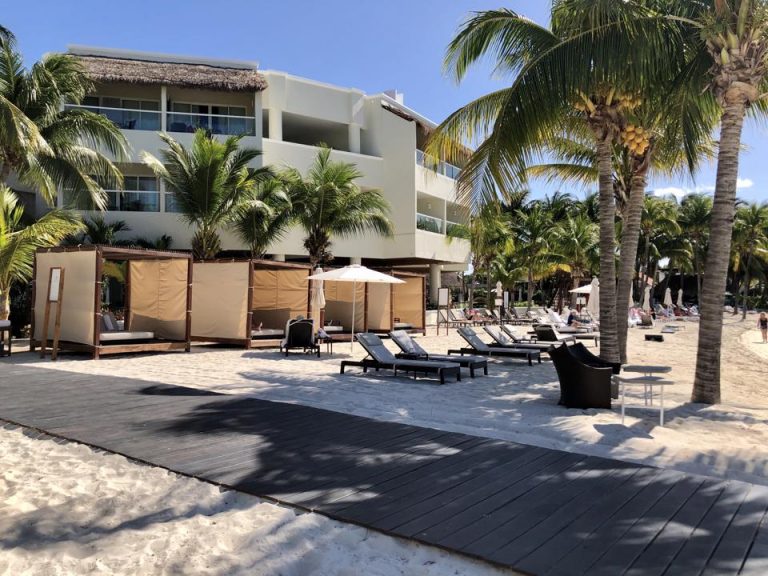 プールサイドにチェアがあります。部屋のランクや滞在日数によって使えるチェアが決まっています。