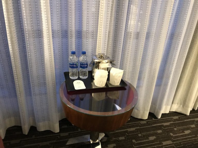ベッドルームにはボトルウォーターとグラスアイスペールも配置されていました