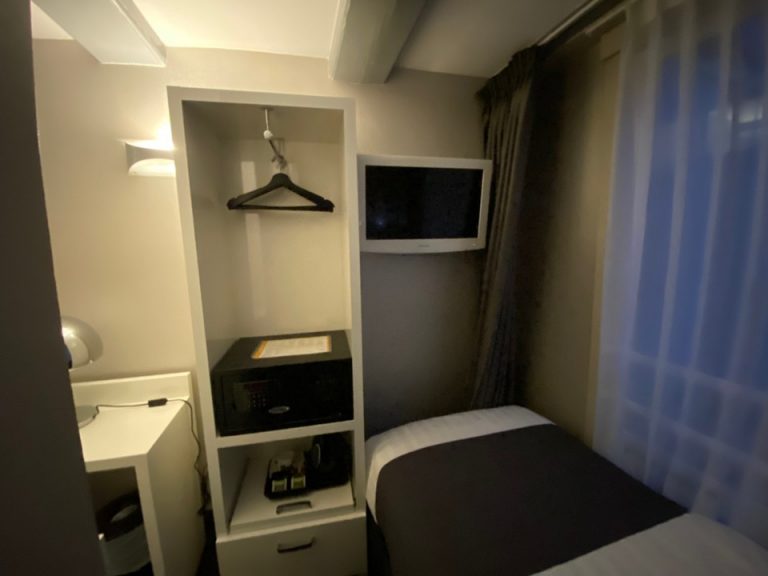 ベッド方向からTV