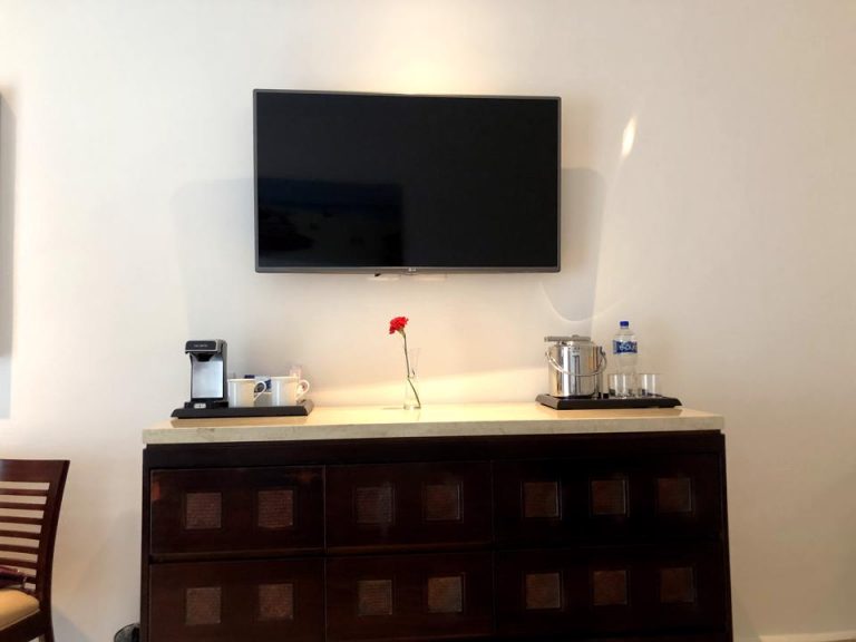 ベッドの正面に大きなテレビがあります。