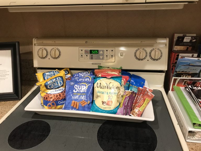 ラウンジにはスナックもありました