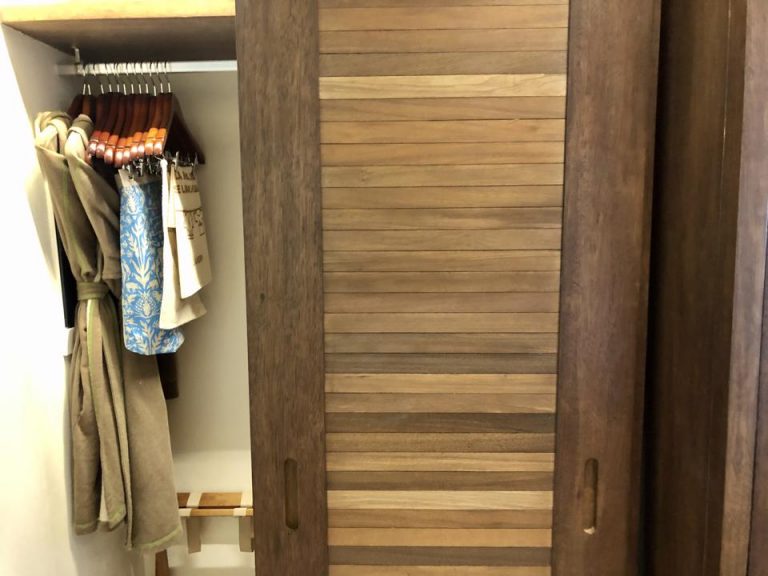 クローゼットの中にはバスローブとオリジナルバッグがありました。