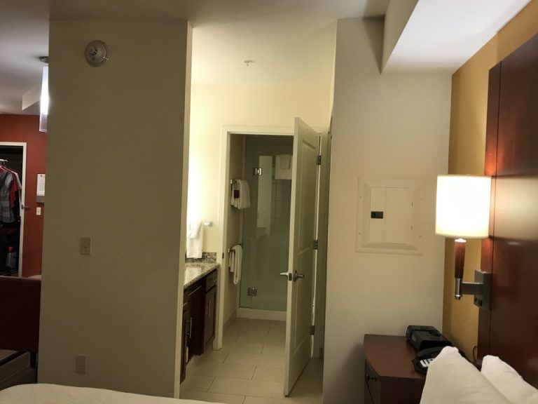 ベッド方向からバスルームにかけて