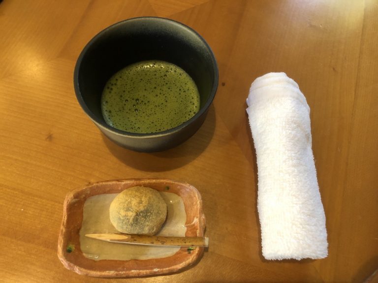 ウエルカムドリンクの抹茶とお菓子