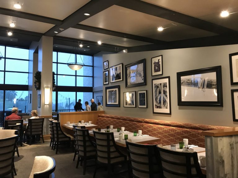 私たちは豪雨でしたが窓ガラスに近い海側の席をサーバーの人にリクエストしました