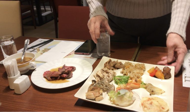 夕食のバイキング