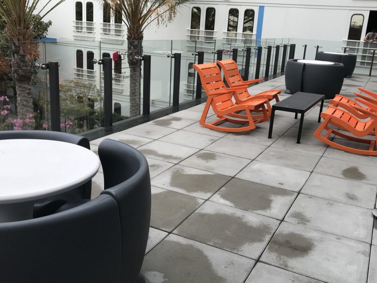 フロントからプール側に出るとテラスもありました