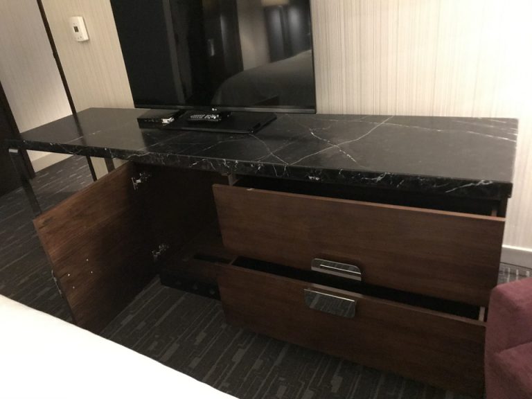 大理石調のカウンターテーブル