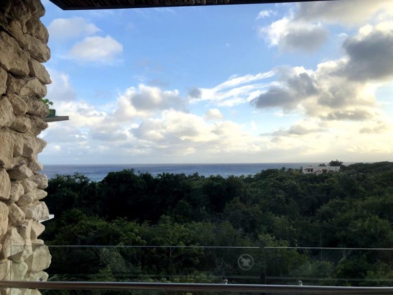 バルコニーから海が見えますが、少し遠いです。