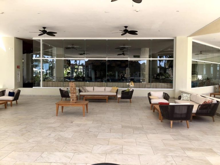 休憩スペースに巨大なジェンガがありました